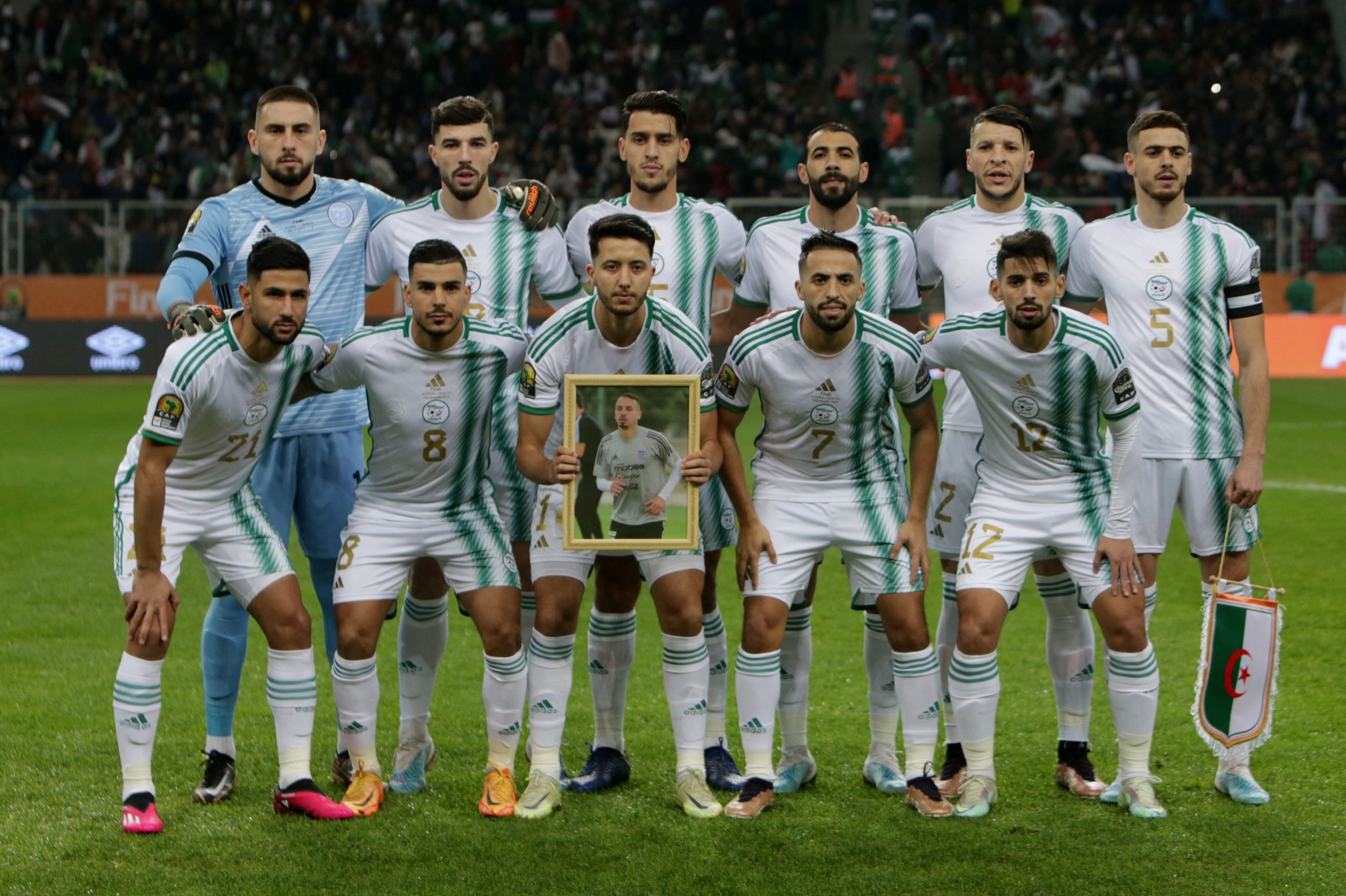 رفع صورة بلال بن حمودة في مباراة الجزائر والسنغال (رويترز)