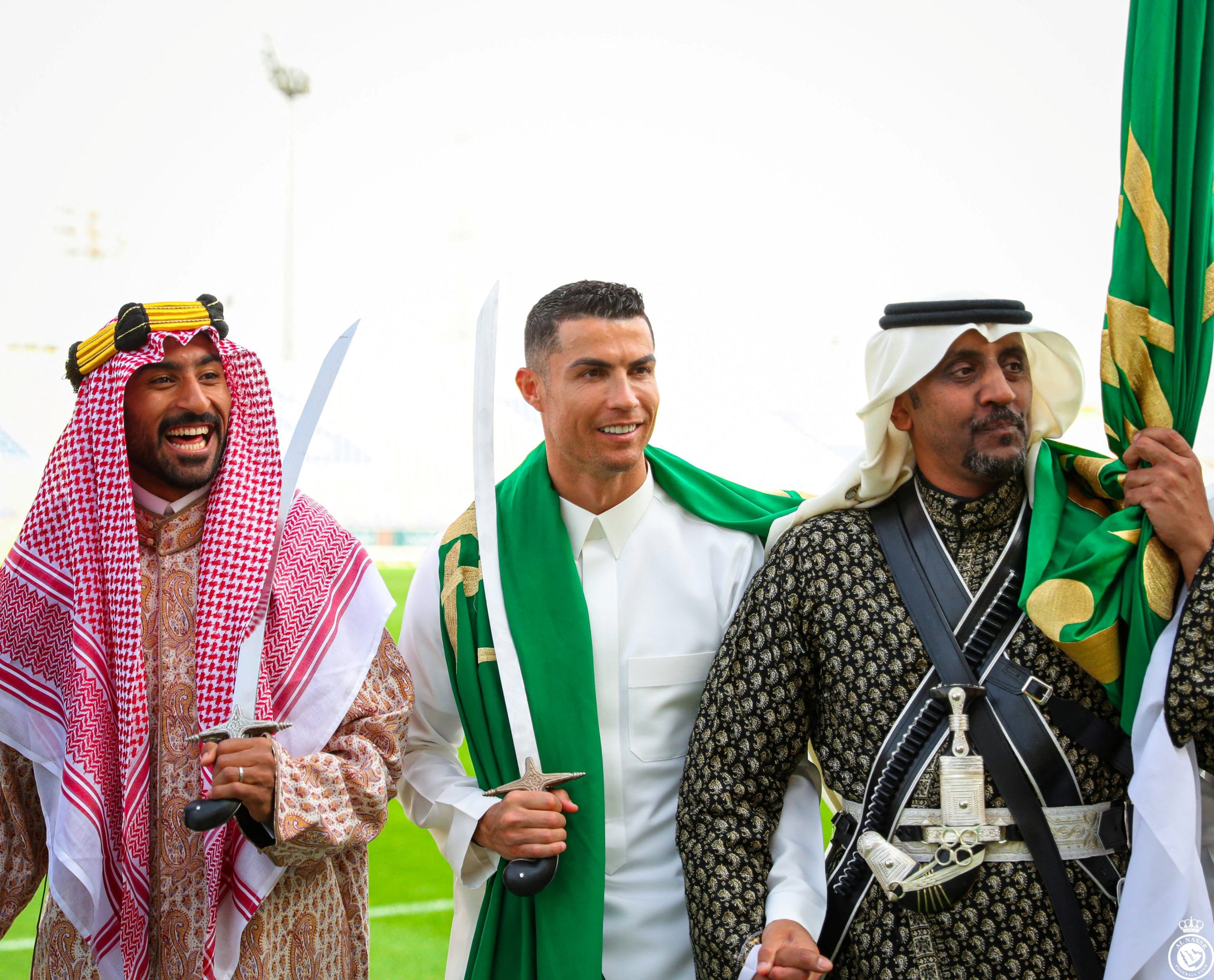 رونالدو يرقص العرضة ويرتدي الثوب السعودي (رويترز)