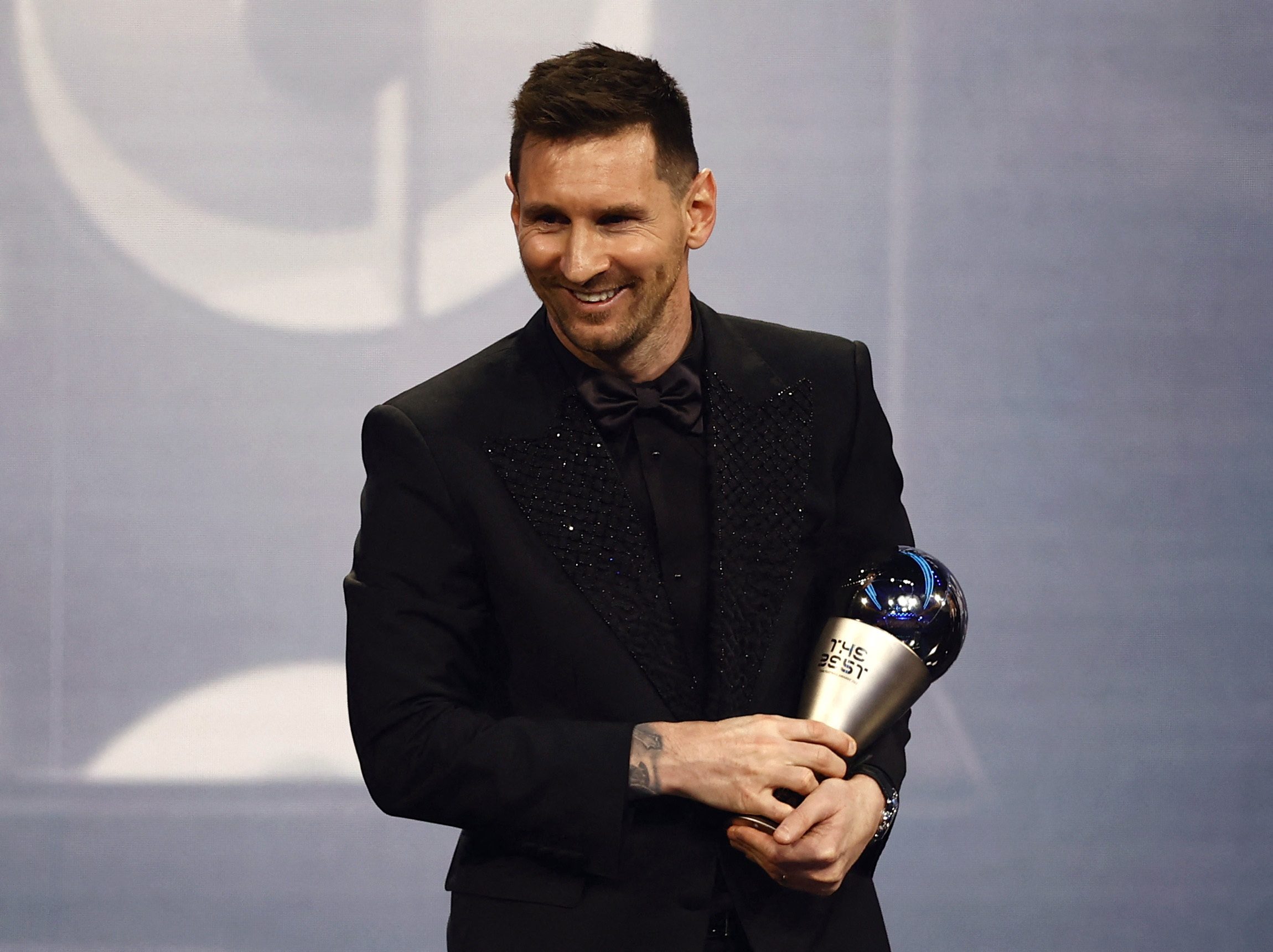 فوز ميسي بجائزة The Best لأفضل لاعب في العالم خلال 2022 (رويترز)