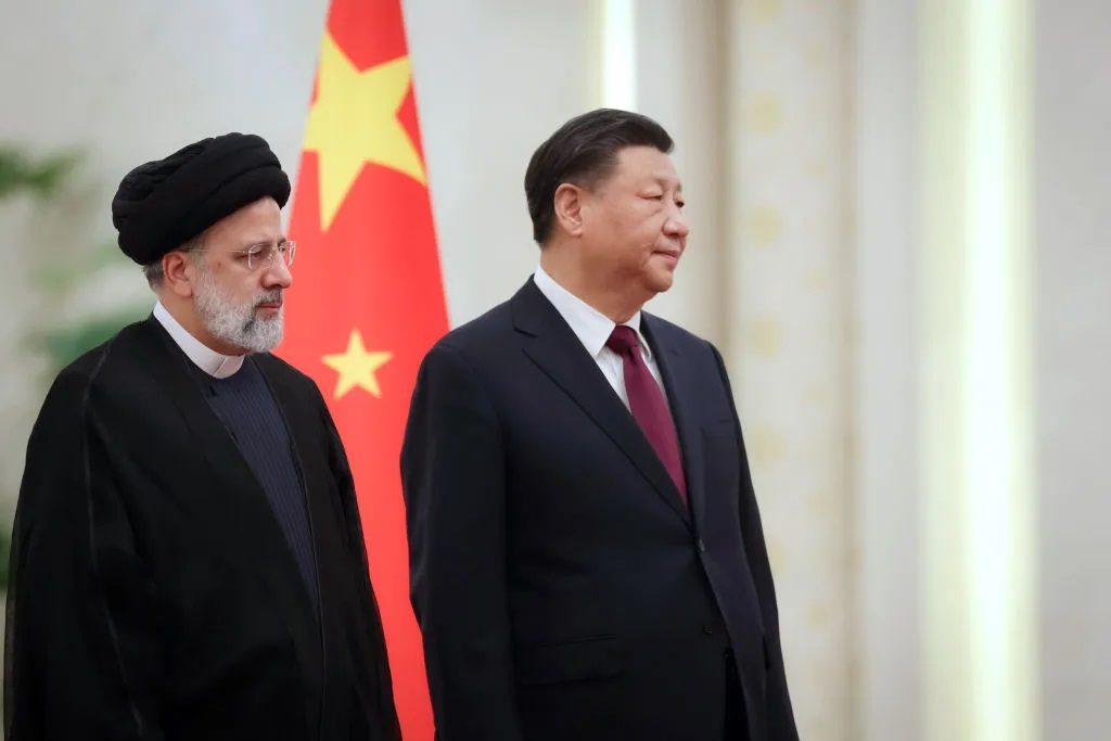 الرئيس الصيني شي جين بينغ مع نظيره الإيراني إبراهيم رئيسي في بكين/رويترز