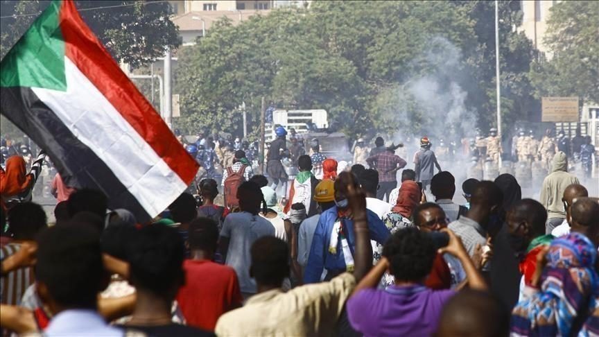 آلاف السودانيين يتظاهرون ضد “الاتفاق الإطاري”.. الأمن يتدخل لتفريق المحتجين ويطلق قنابل مسيلة للدموع (فيديو)