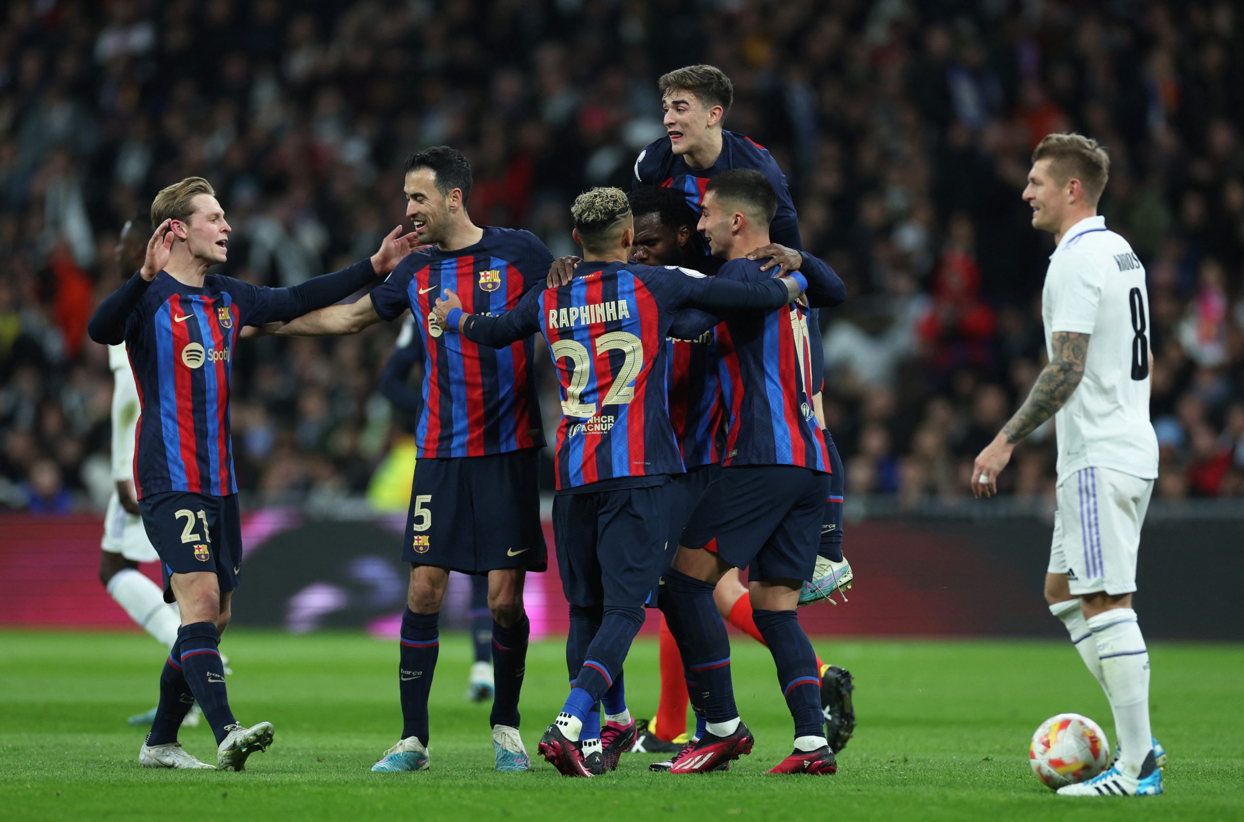 فوز برشلونة على ريال مدريد في الكلاسيكو (رويترز)