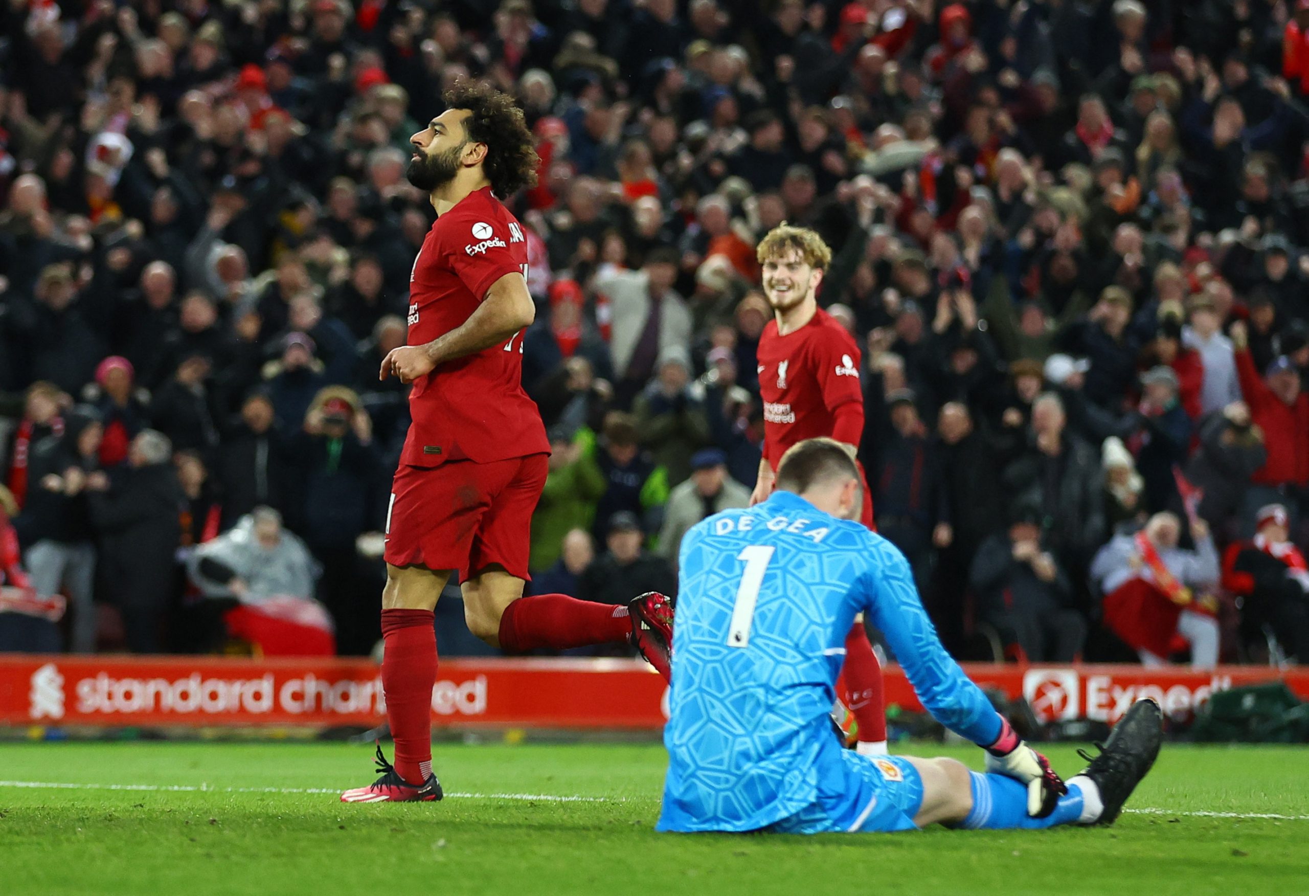 ليفربول يُذل مانشستر يونايتد بسباعية ومحمد صلاح يصبح هدافه التاريخي (رويترز)
