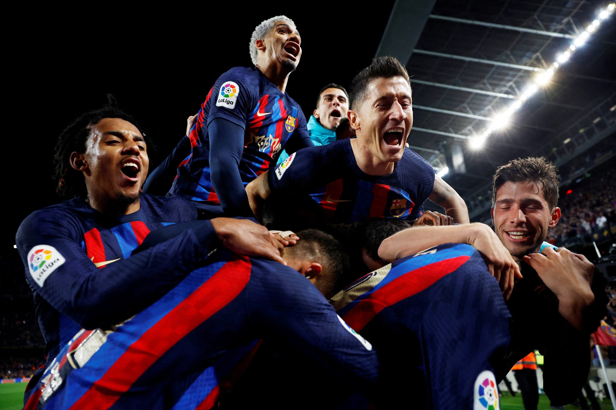 كيف تقدم برشلونة بفارق 12 نقطة عن ريال مدريد؟ (رويترز)