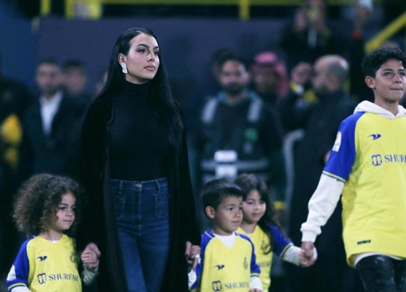 ابنتا كريستيانو النصر اللغة العربية