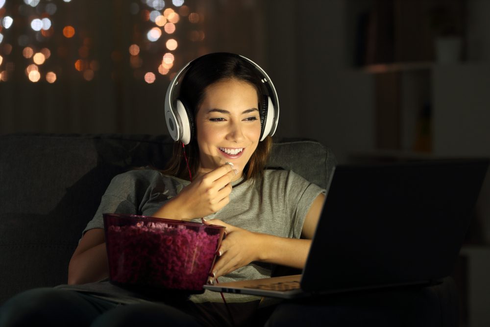 مشاهدة الأفلام في المنزل
