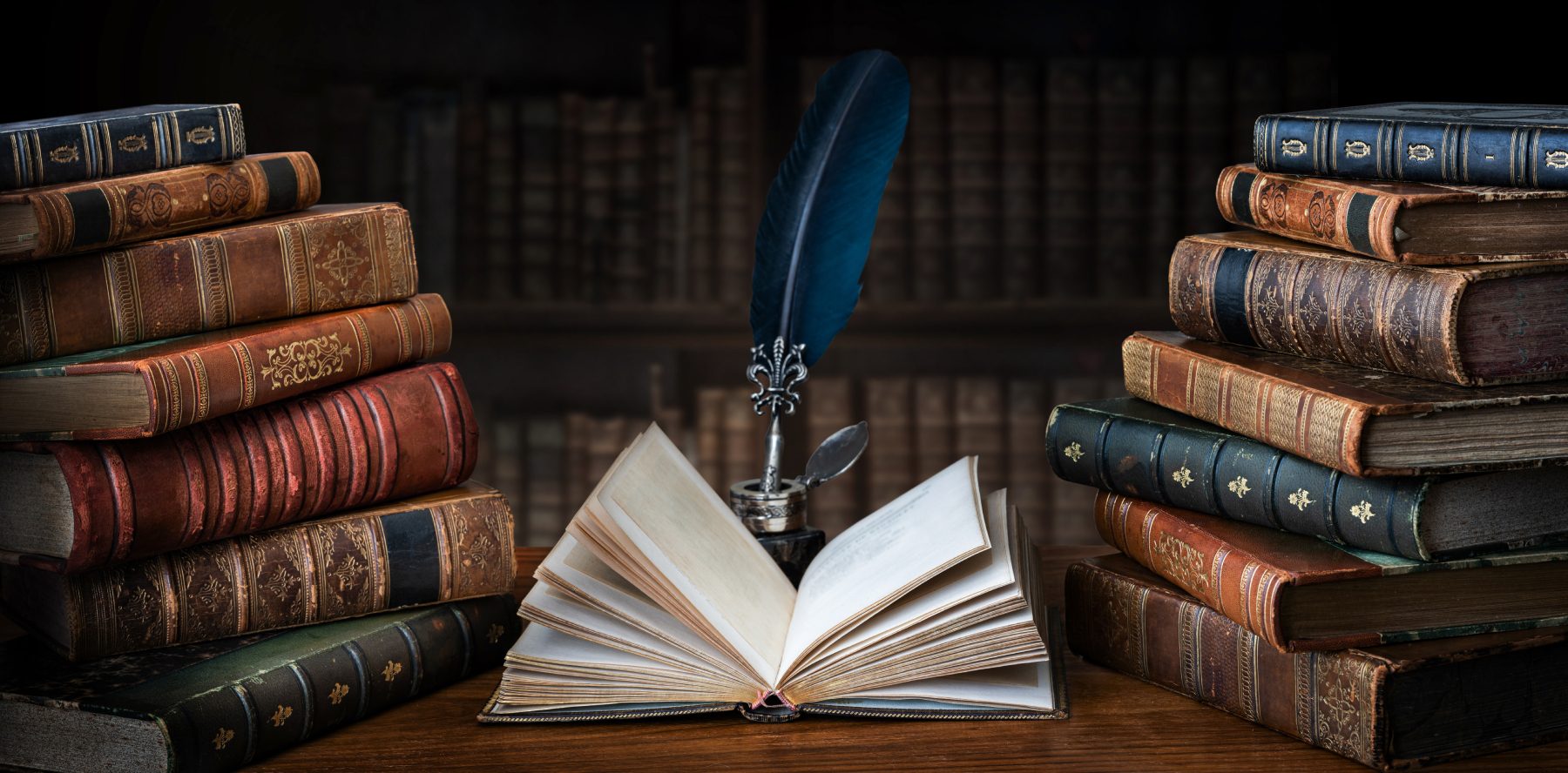 عندما يسيلُ حِبره في التوافه ويجفّ عند عظائمها.. متى يتسخ قلم الكاتب؟
