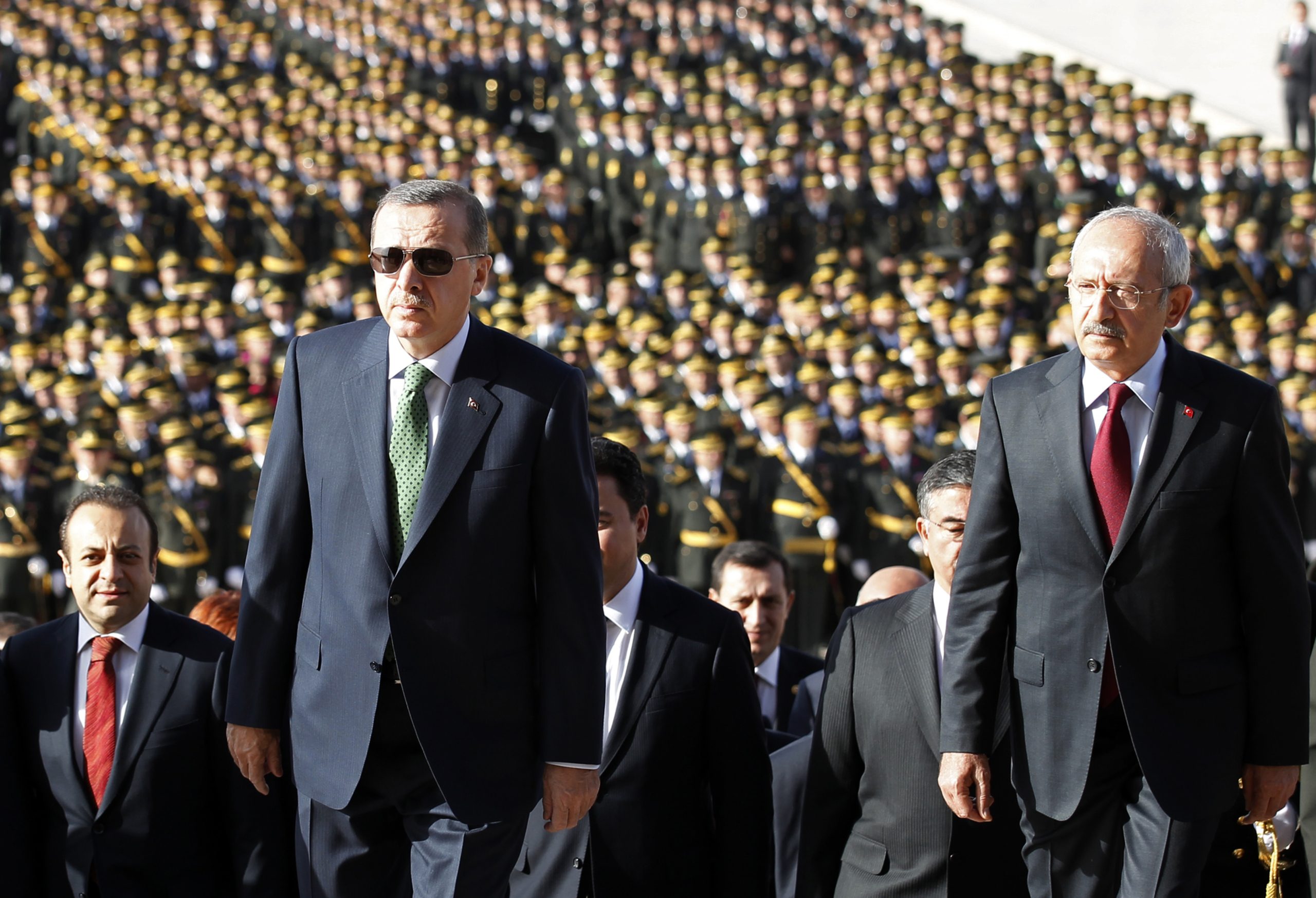 أردوغان يتجاهل منافسه الرئاسي كليجدار أوغلو مرتين دون مصافحته! فيديو يوثق وقوفهما وجهاً لوجه