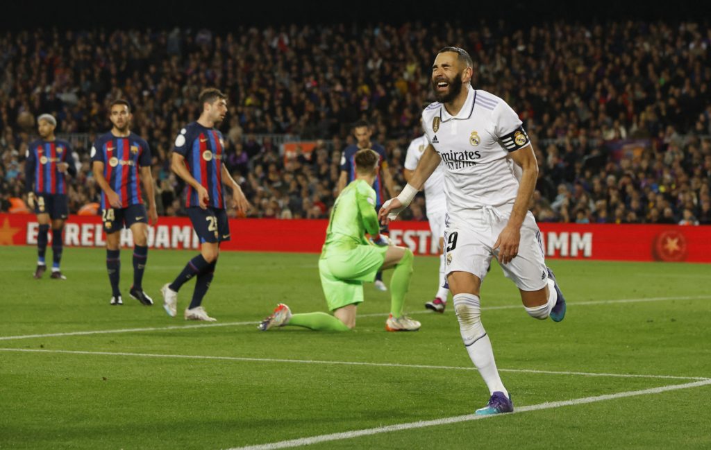 هاتريك بنزيمة يقود ريال مدريد لاكتساح برشلونة والتأهل لنهائي كأس إسبانيا (رويترز)