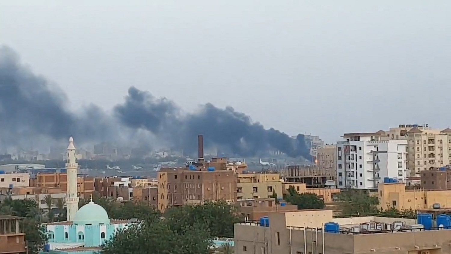 الهدنة لا تصمد بالسودان! القتال يتجدد بالعاصمة وسكانها يحاولون الفرار وسط دعوات دولية لوقفه