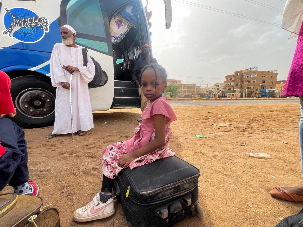 دول تسابق الزمن لإجلاء رعاياها من السودان.. والأمم المتحدة تحذّر من خطر “تصاعد كارثي” أوسع