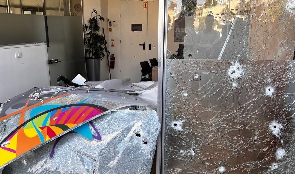 الاحتلال يكتفي برد محدود على صواريخ لبنان ويتجنب ضرب حزب الله.. والصين تدعو لضبط النفس