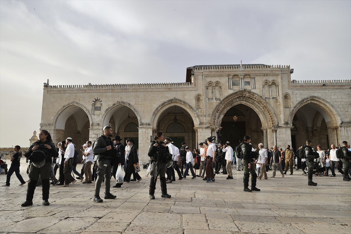 الاحتلال حوّل باحة المسجد لثكنة عسكرية.. مستوطنون يقتحمون الأقصى ويؤدون طقوساً تلمودية