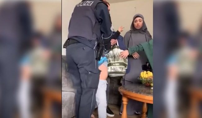 فيديو الشرطة الألمانية سحب طفل