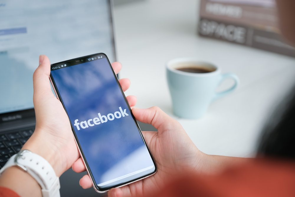 هل شعرت يوماً أن هاتفك يتنصّت عليك؟ هذه طريقة وقف الإعلانات وإعادة تخصيصها على منصة Facebook بالخطوات