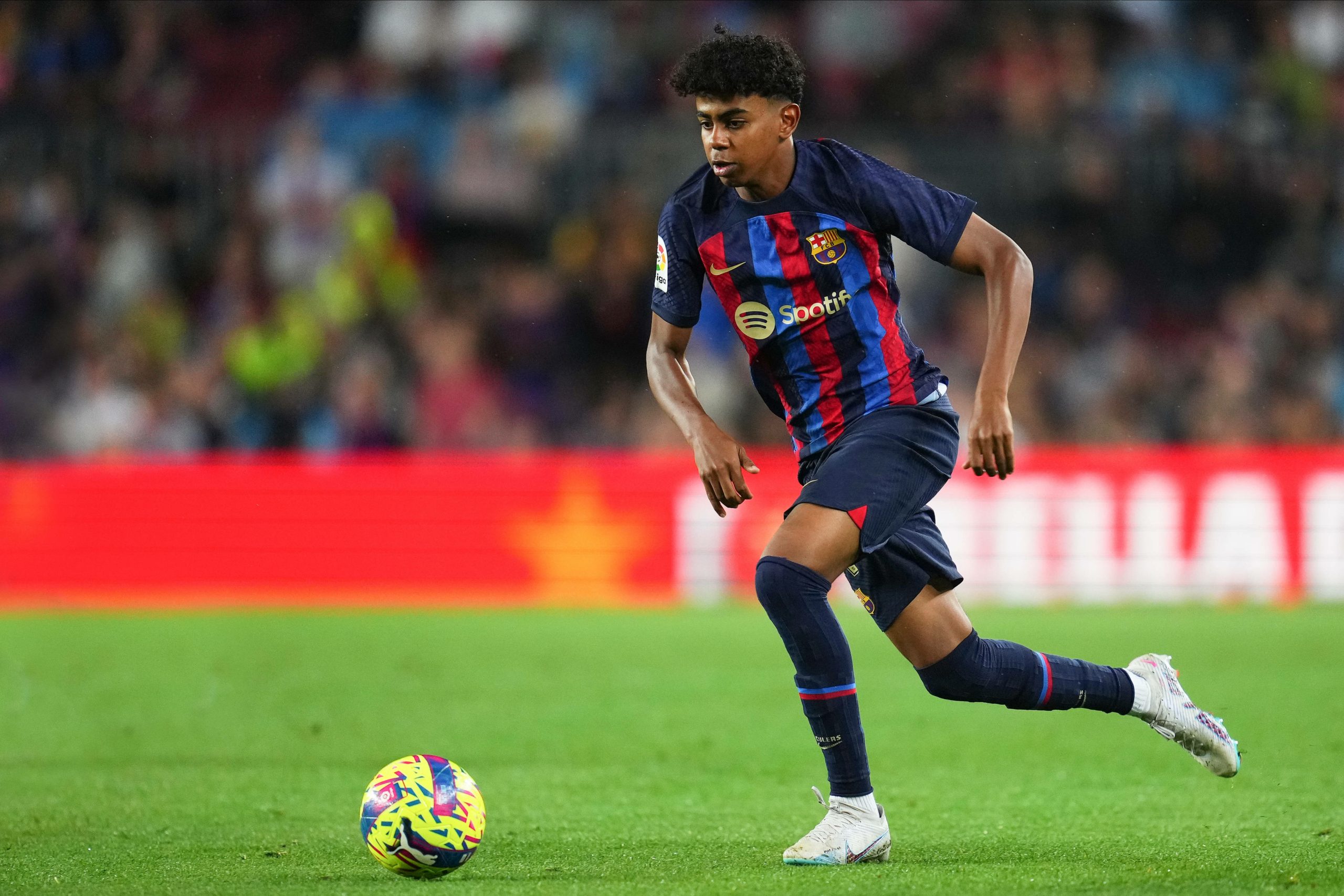 من هو الأمين جمال أصغر لاعب في تاريخ برشلونة؟ (رويترز)