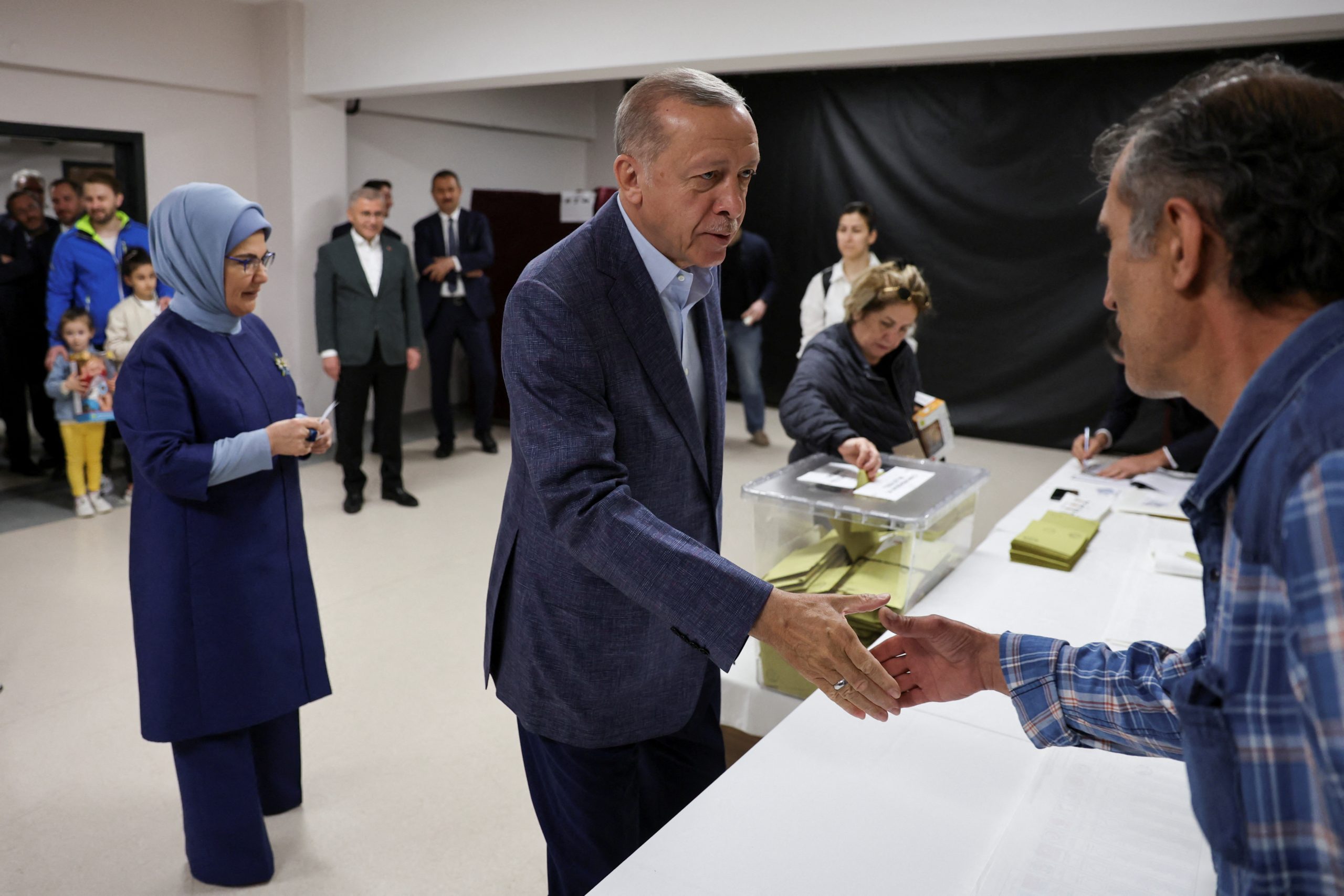 شاهد.. الرئيس التركي أردوغان يدلي بصوته في الانتخابات التركية رفقة عقيلته، ويوجه رسالة للناخبين