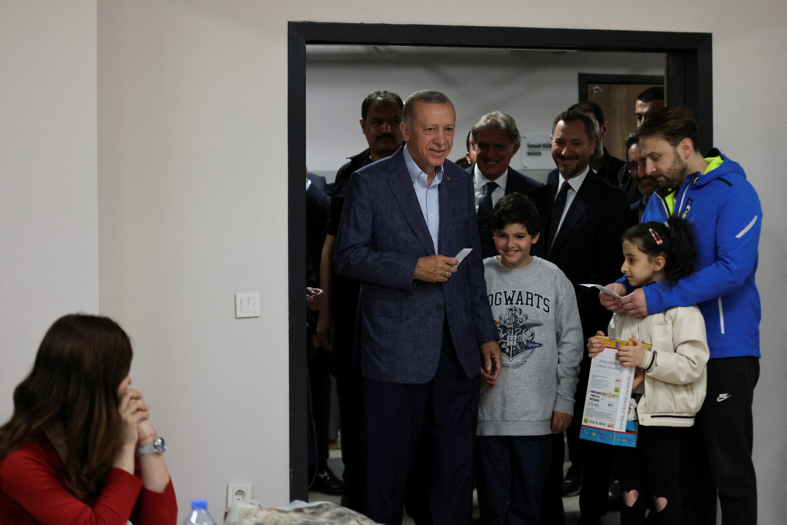 أردوغان يوزع الهدايا على الأطفال خلال تصويته بالانتخابات التركية.. التقط صوراً تذكارية معهم