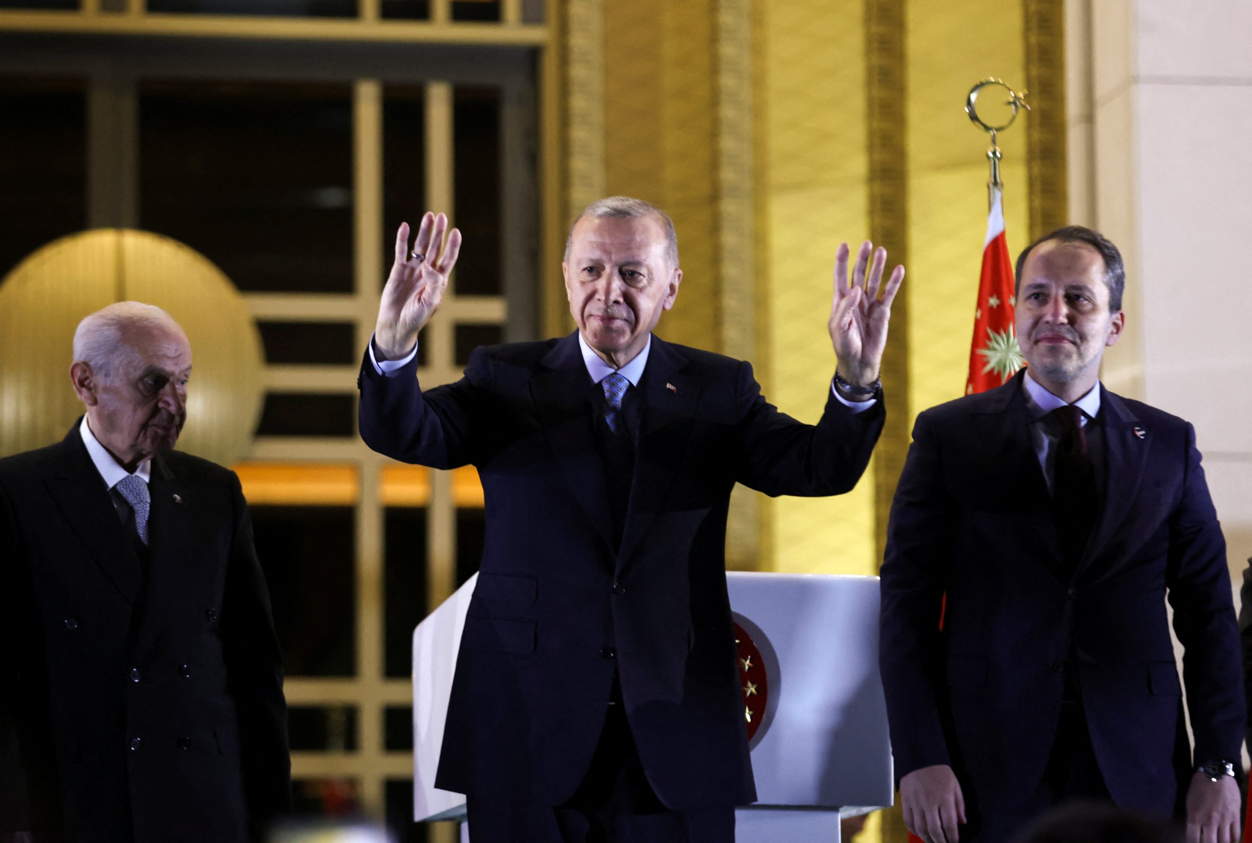 بعد إلقاء خطاب النصر.. فيديو للرئيس التركي أردوغان مع قادة تحالف الجمهور والمرشح سنان أوغان