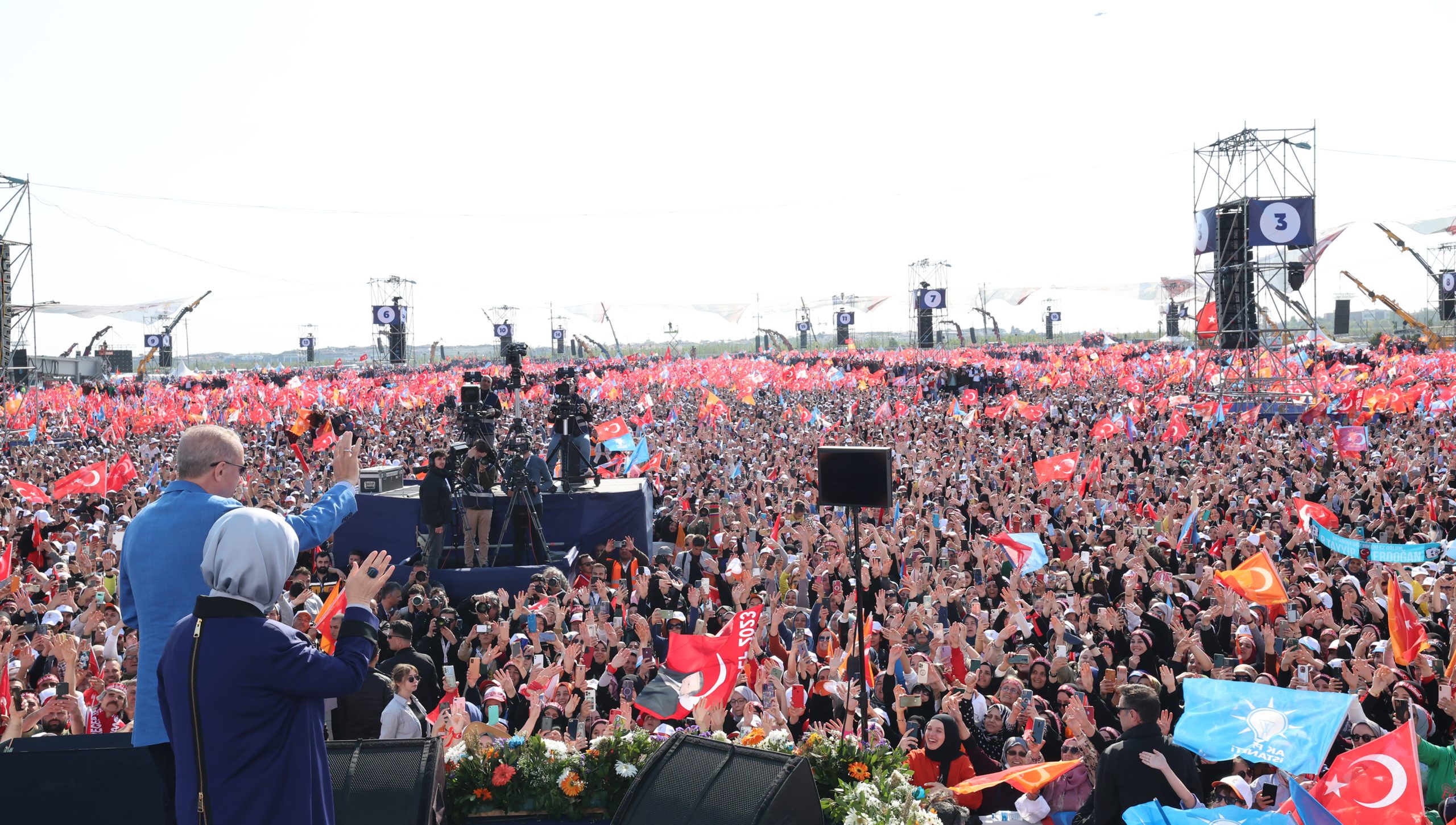 حشود هائلة في تجمّع “تاريخي” لأردوغان بإسطنبول! خاطب مئات الآلاف من أنصاره قبل أسبوع من الانتخابات (فيديو)