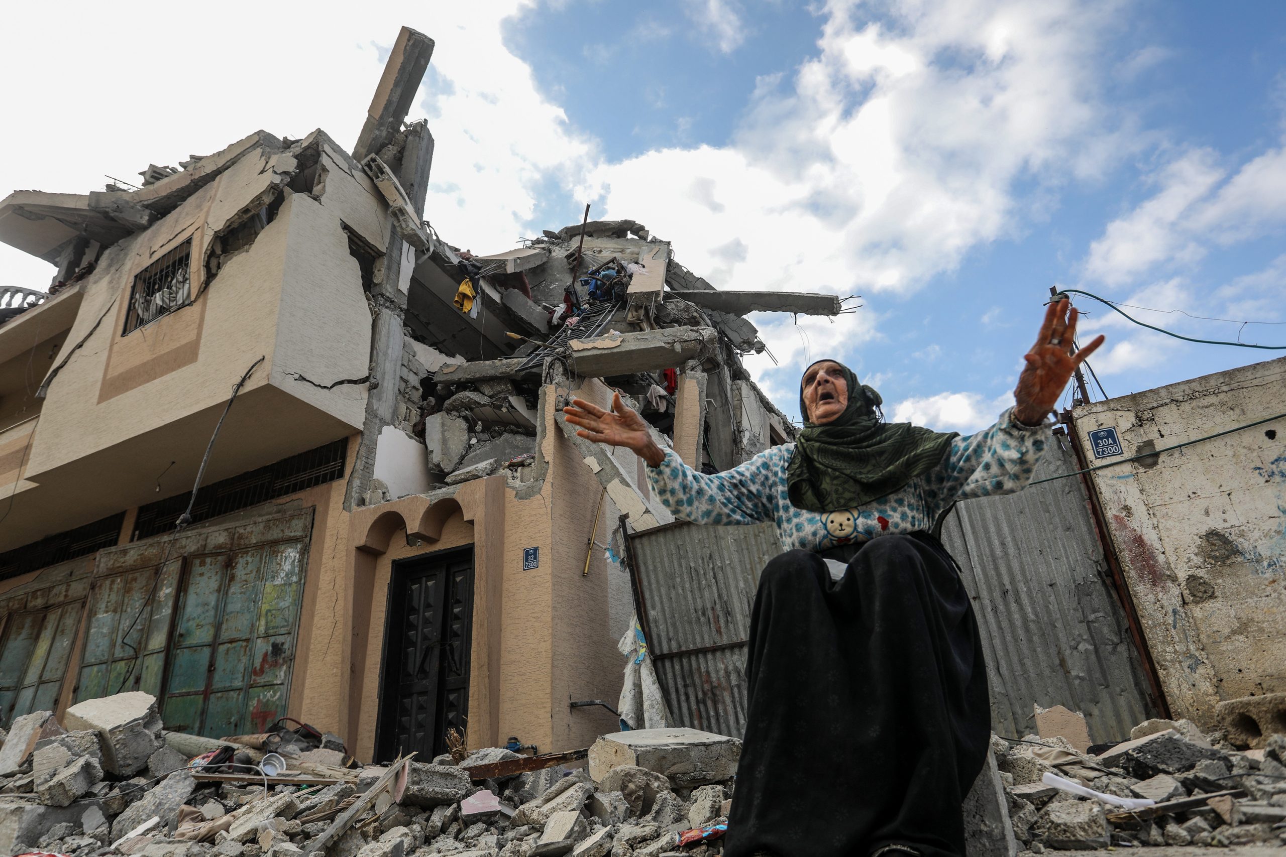 كان يؤوي 50 فرداً بينهم ذوو احتياجات خاصة.. فيديو مؤثر لعائلة دمر القصف منزلها بالكامل في غزة
