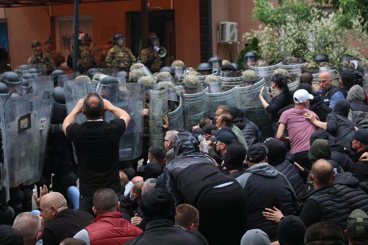 اشتباكات جديدة بين متظاهرين صرب وقوات الناتو شمالي كوسوفو.. 25 جندياً أصيبوا في الاحتجاجات