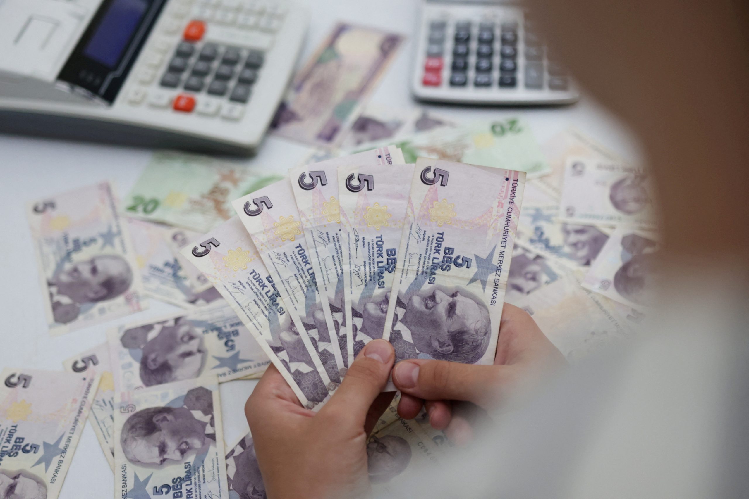 الليرة التركية تهوي لمستوى قياسي وتفقد 7% من قيمتها.. سجلت تراجعاً غير مسبوق أمام الدولار واليورو