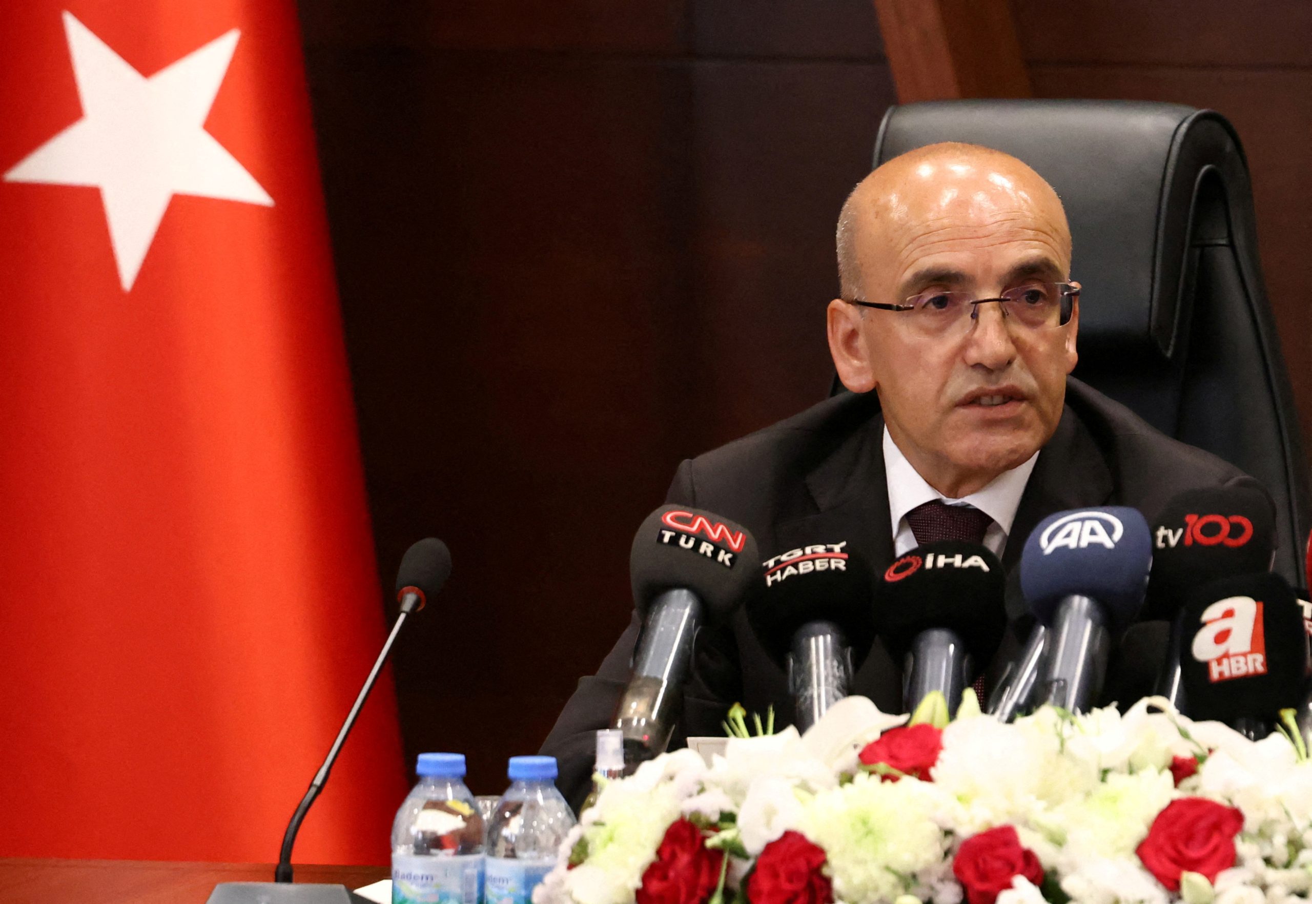 أول تعليق لوزير المالية التركي عقب هبوط الليرة.. طمأن المستثمرين ووعد بالتغلب على “العقبات”