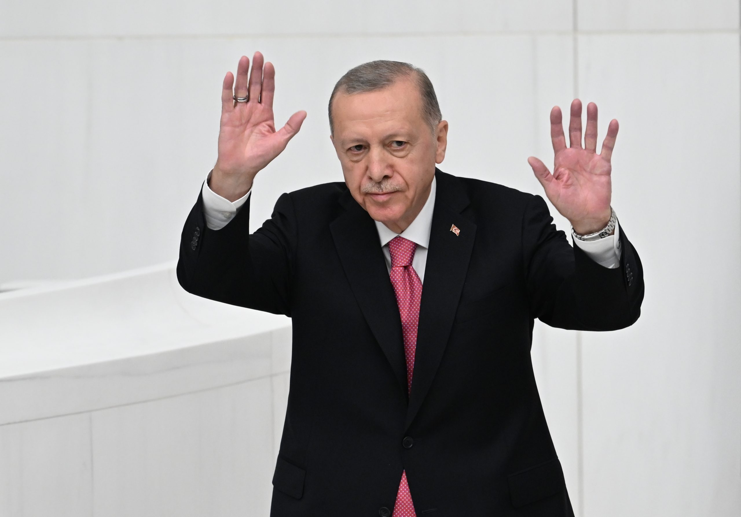 تصفيق حار في استقبال الرئيس التركي أردوغان وعقيلته لحظة دخولهما قاعة مراسم التنصيب (فيديو)