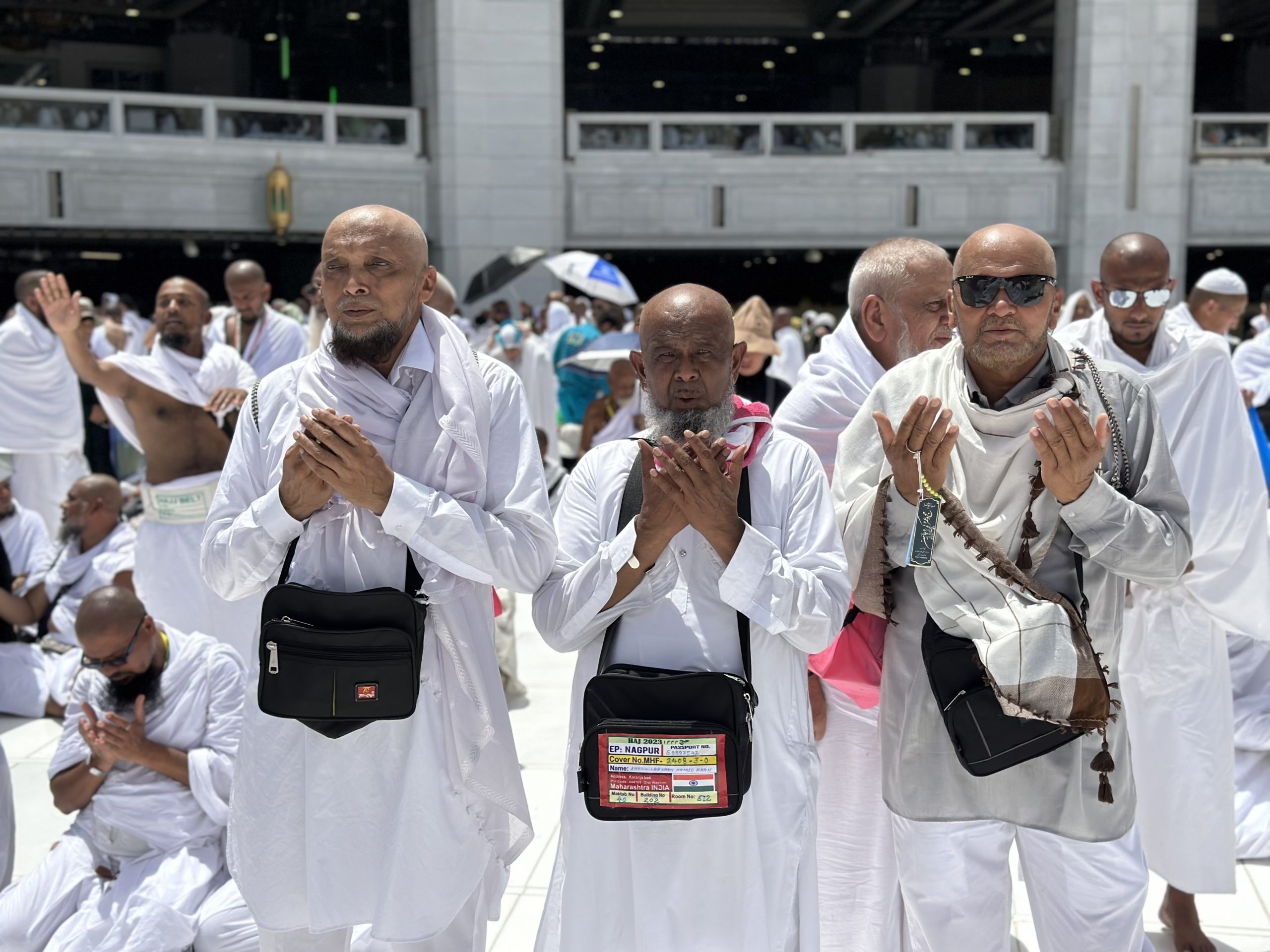 حجاج بيت الله يَصلون إلى منى لقضاء يوم التروية.. يستعدون للتوجه إلى عرفات لأداء الفريضة (فيديو)