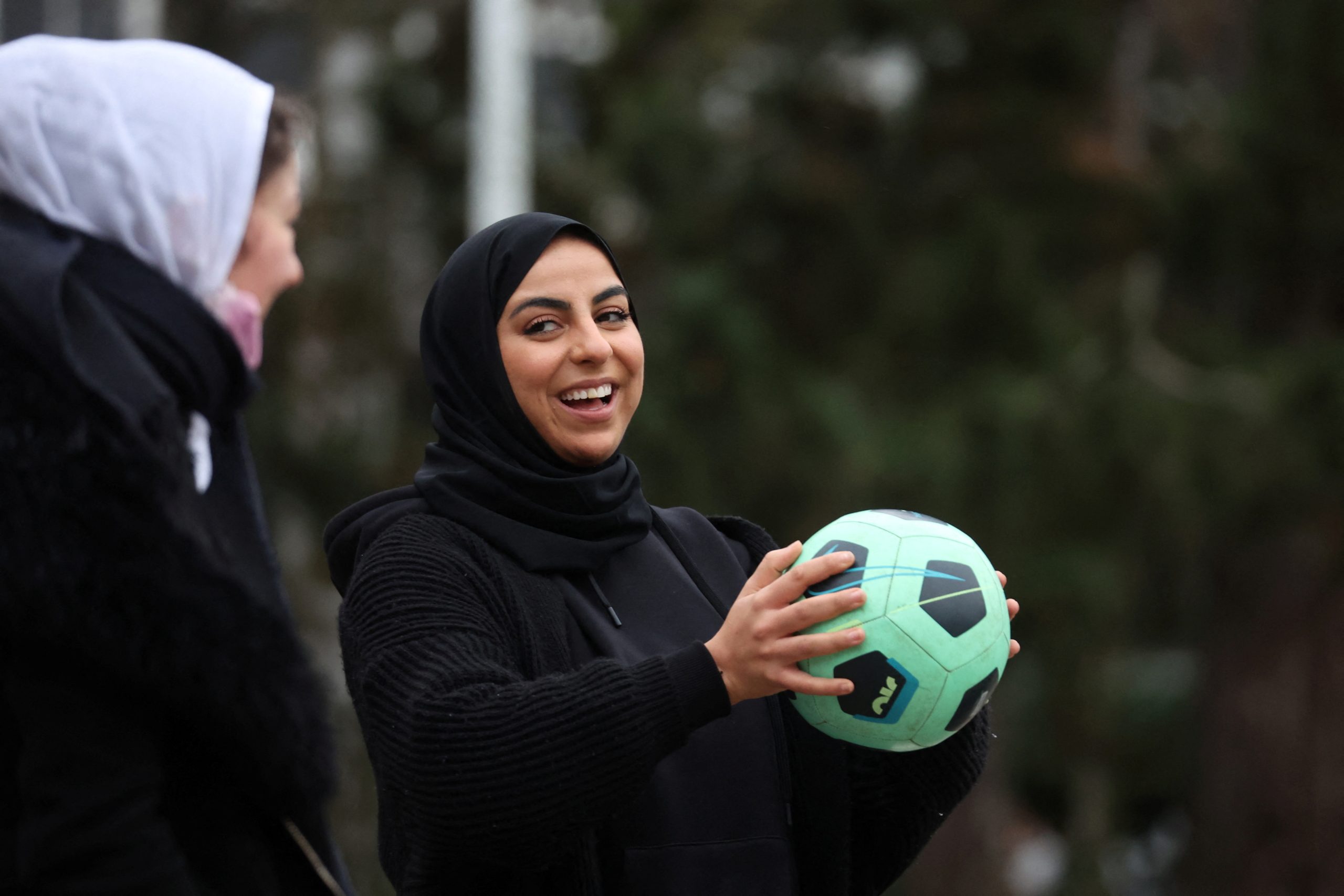 فرنسا تحظر الحجاب في كرة القدم النسائية.. مجلس الدولة أيد القرار رغم تعارضه مع توصيات الاتحاد الدولي