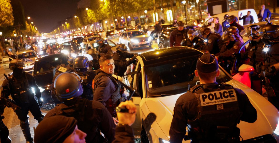 تجاوزت 1200 حكم! فرنسا تصدر أحكاماً بحق مئات الأشخاص بتهمة “أعمال الشغب” عقب مقتل الفتى نائل
