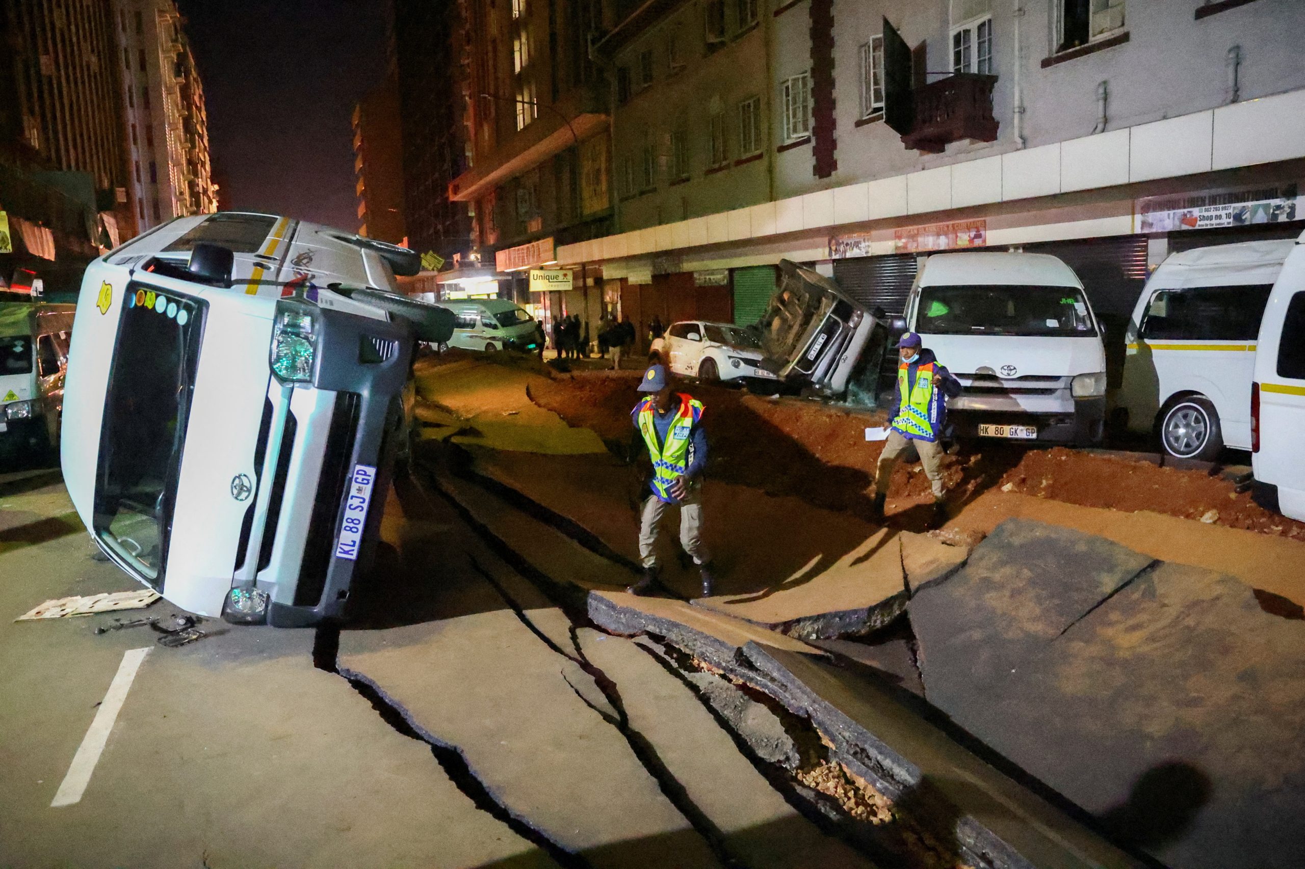 طارت السيارات للأعلى ثم هوت! فيديو لانفجار مرعب في جنوب إفريقيا يفلق شارعاً إلى نصفين