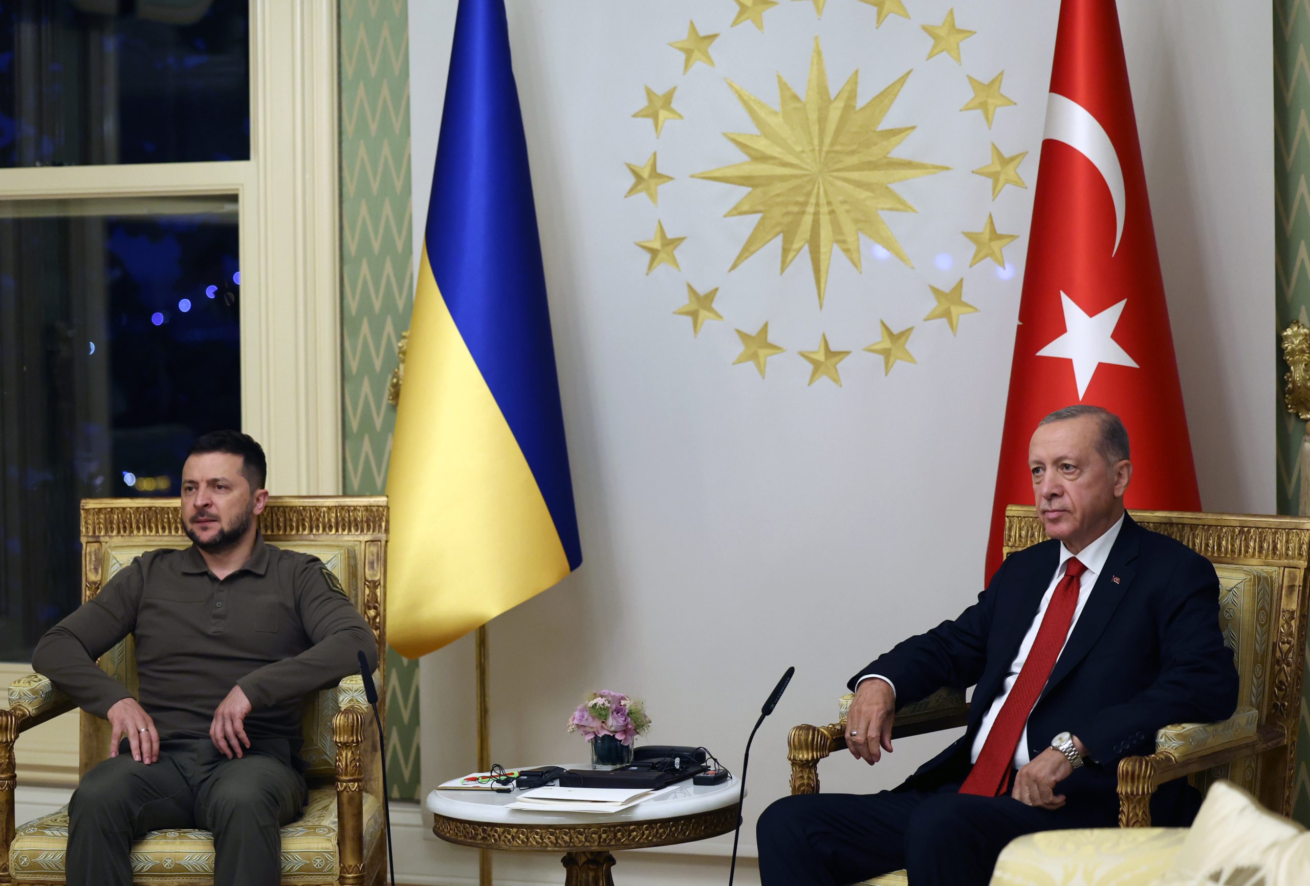 أردوغان بعد لقائه زيلينسكي: كييف تستحق عضوية الناتو وسندعمها.. ورئيس أوكرانيا يدعو أنقرة لإعادة إعمار بلاده