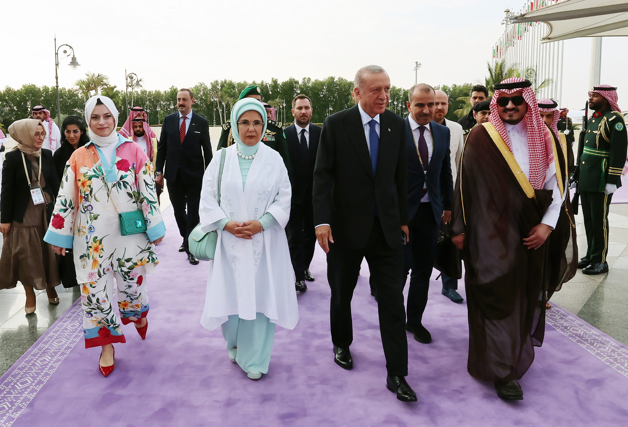 الرئيس التركي أردوغان يصل جدة في مستهل جولته الخليجية.. اصطحب معه فريقاً من وزرائه، وهذا جدول زيارته