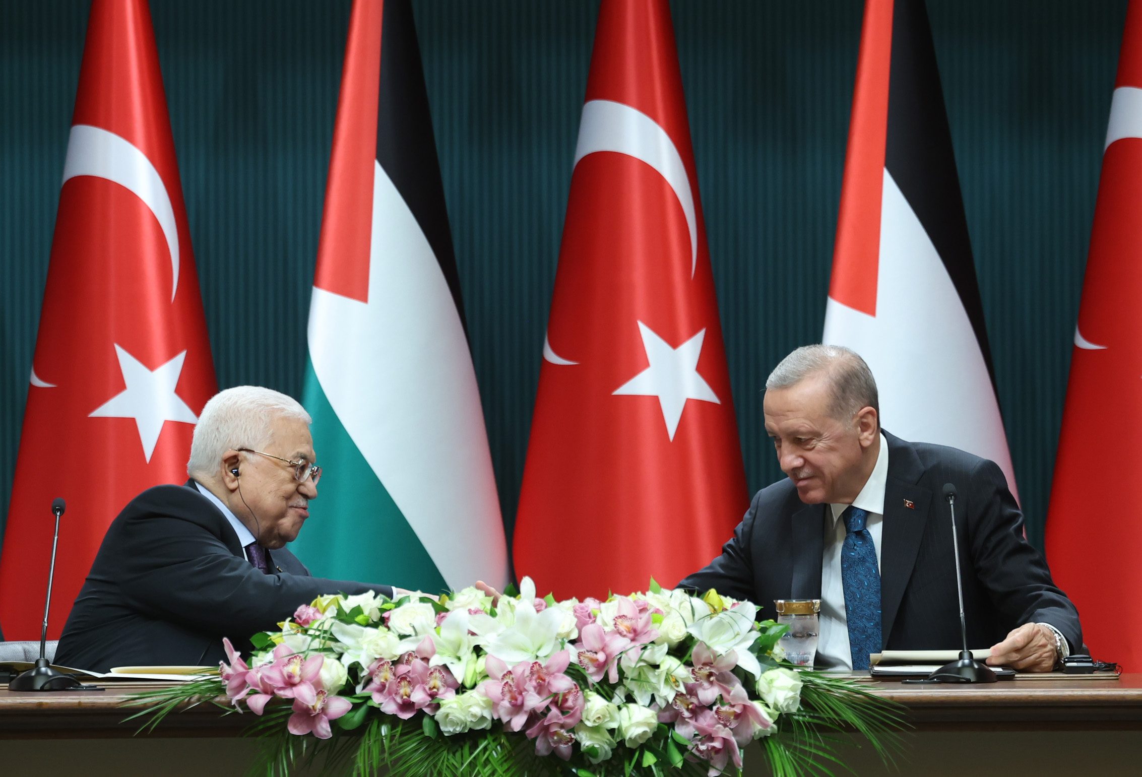 أردوغان يؤكد رفضه لممارسات إسرائيل ويدعو لحل الدولتين.. وعباس يشيد بوقوف تركيا بجانب فلسطين