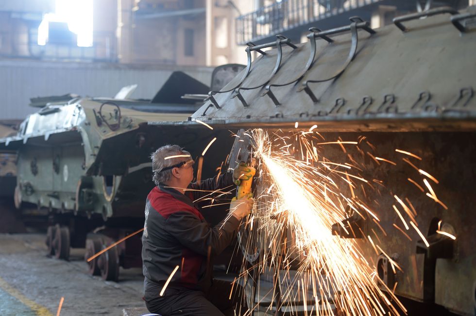 مصنع لإصلاح الدبابات الروسية T-34 في 25 فبراير 2020 في سانت بطرسبرغ/ Getty