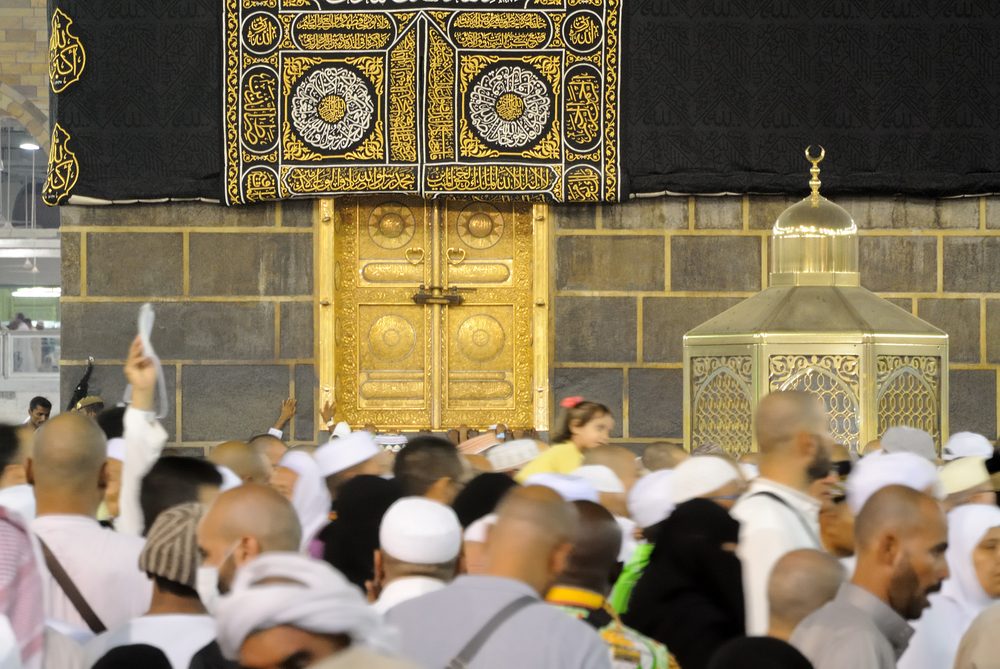 يعود لما قبل الإسلام وتم فتحه وغلقه أكثر من مرة.. ما قصة باب الكعبة الثاني الذي تم تداول صور غامضة له؟