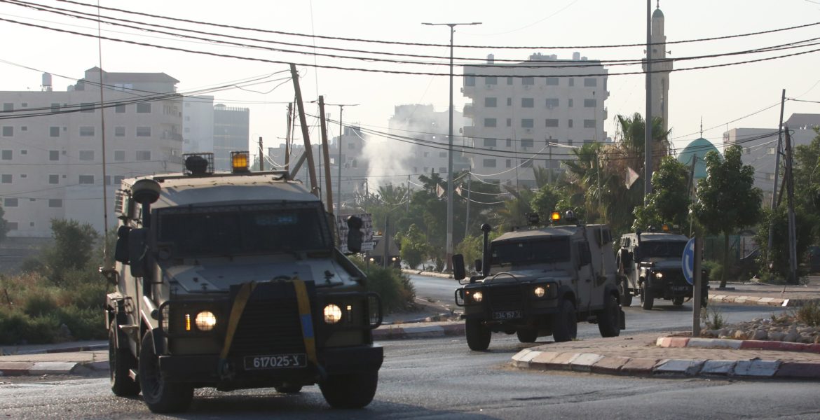 الاحتلال الإسرائيلي يقتحم مدينة نابلس ويصيب فلسطينيين.. أمّن دخول مستوطنين إلى قبر “الشيخ يوسف”