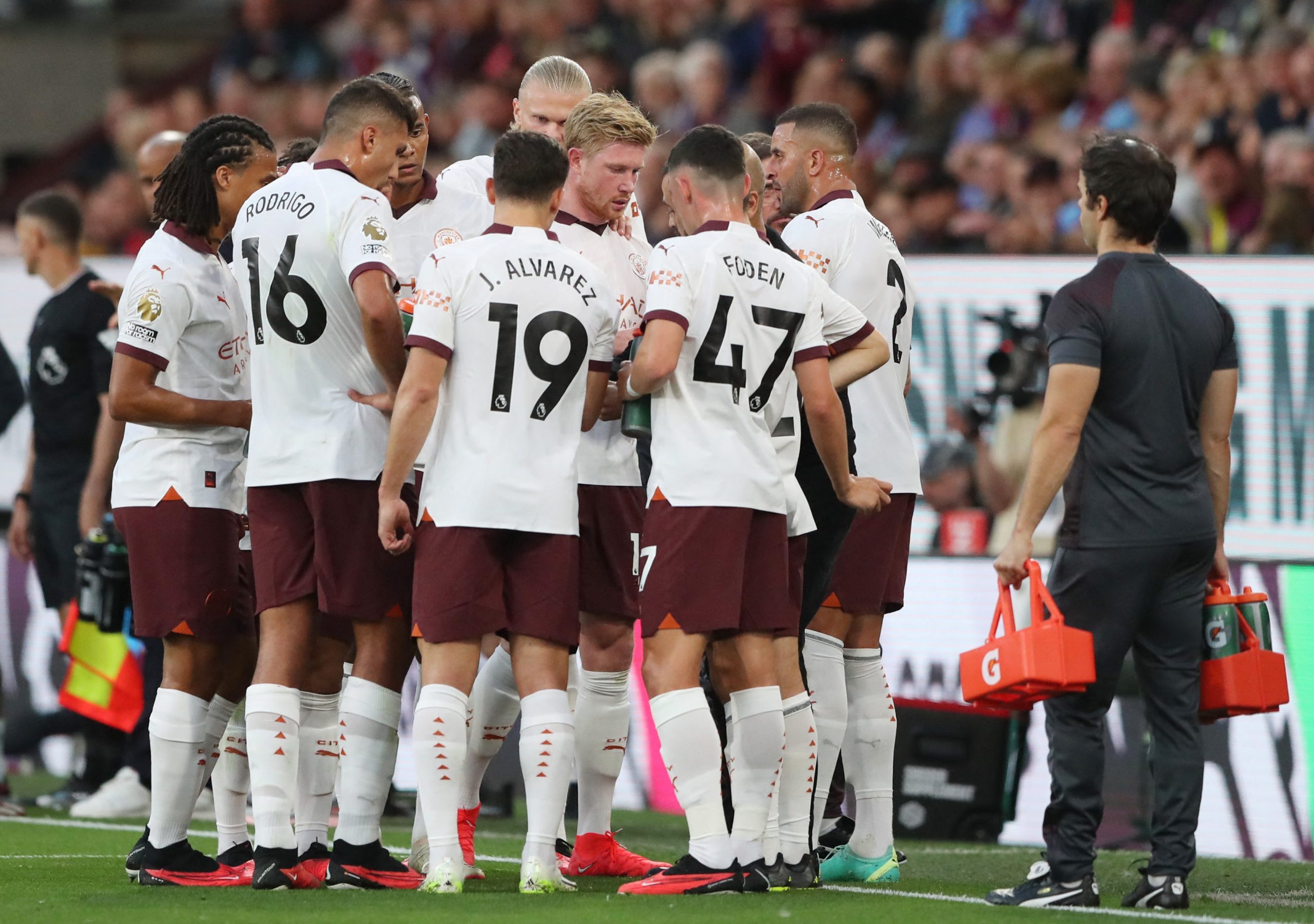 آيفون 14 هدية لكل لاعب في مانشستر سيتي (رويترز)