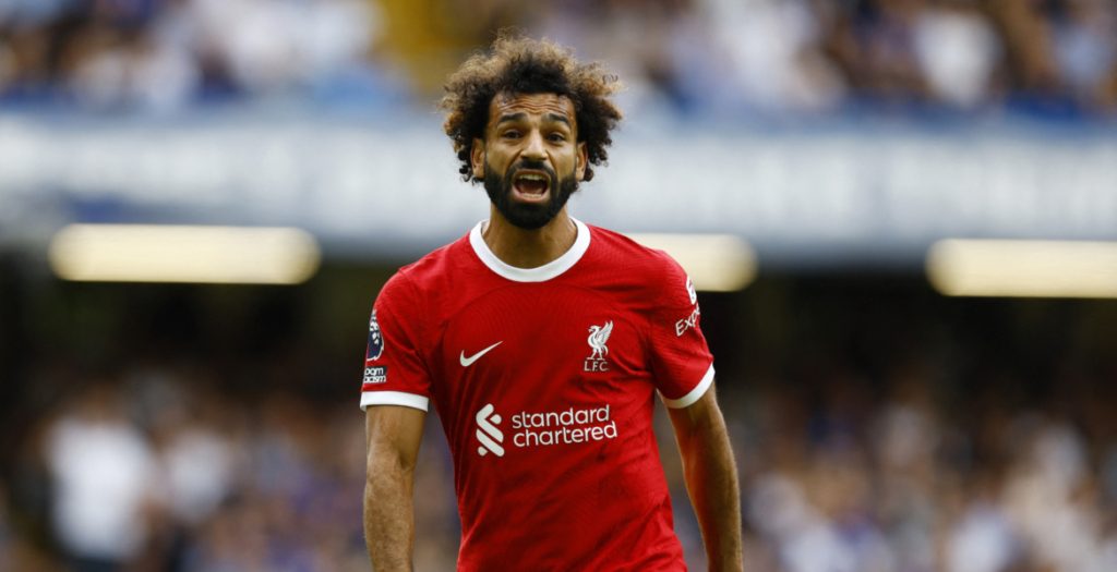 محمد صلاح يغادر الملعب غاضباً بعد استبداله (رويترز)