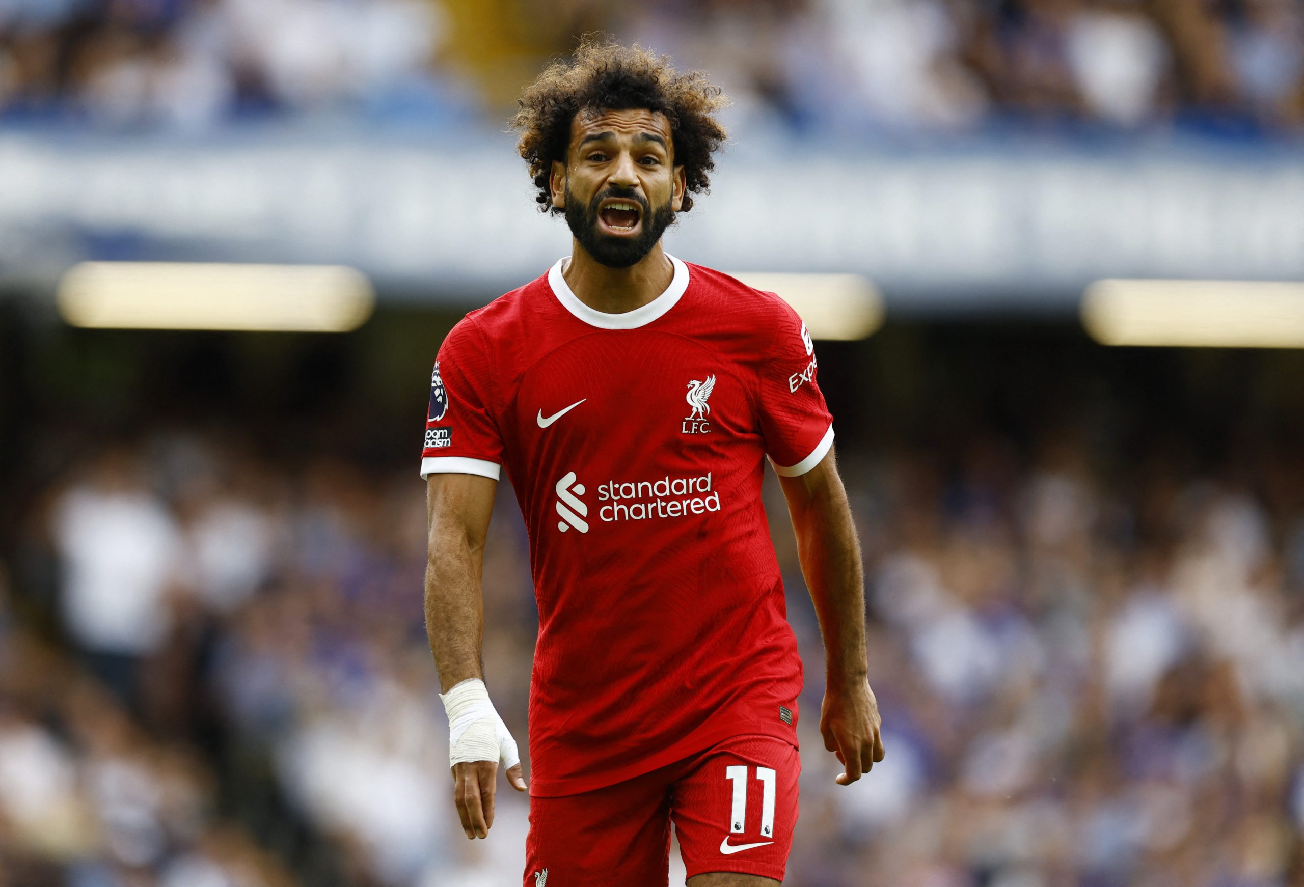 محمد صلاح يغادر الملعب غاضباً بعد استبداله (رويترز)