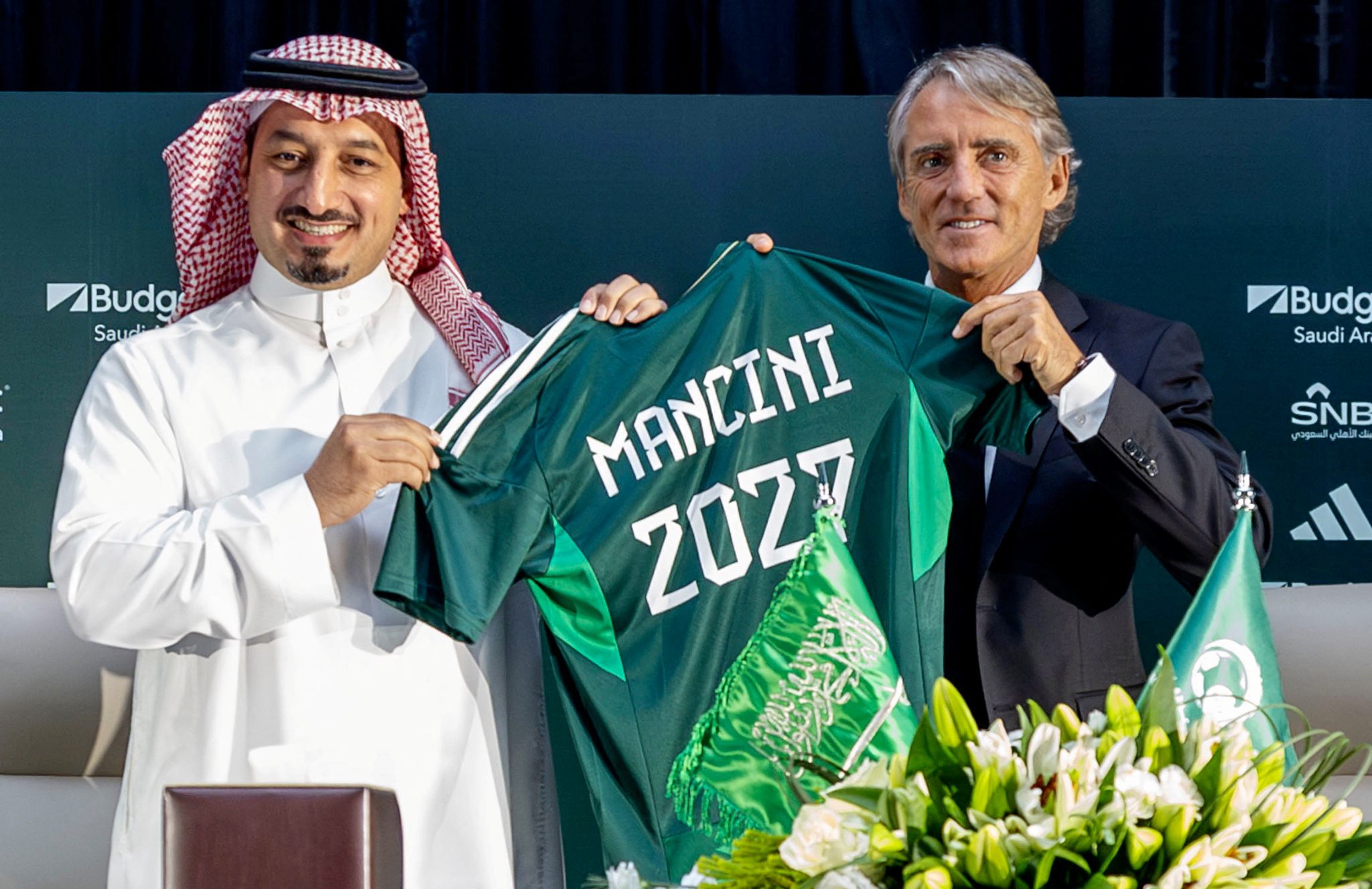 من هو روبرتو مانشيني مدرب منتخب السعودية؟ (رويترز)