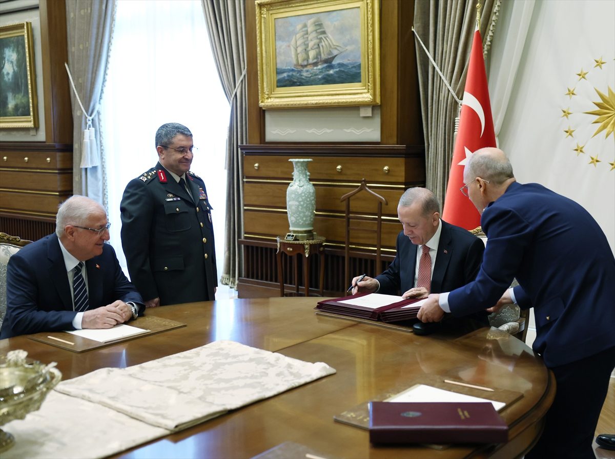 أردوغان يصدِّق على قرارات مجلس الشورى العسكري الأعلى.. تضمنت تعيين عدد من قيادات الجيش