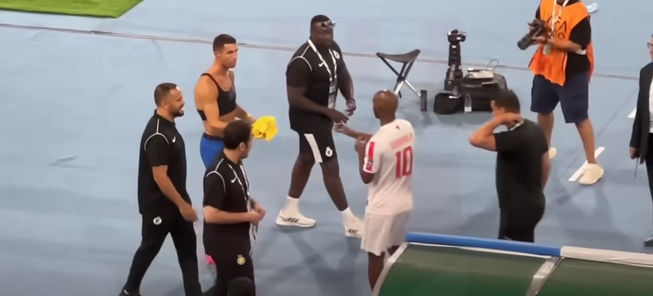 رونالدو يهدي قميصه لشيكابالا