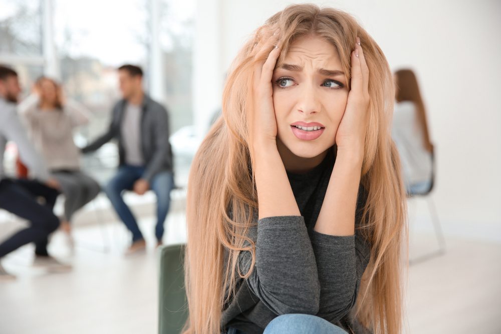 فوبيا الأقارب قد تحرم الشخص من التواصل مع الأهل في المناسبات الخاصة - ShutterStock