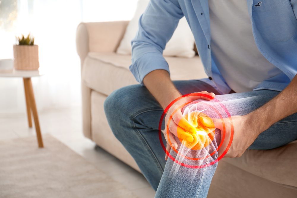 تجاهل الأعراض قد يسبب مشاكل مزمنة لا يمكن علاجها.. أسباب التواء الركبة وأبرز الأعراض