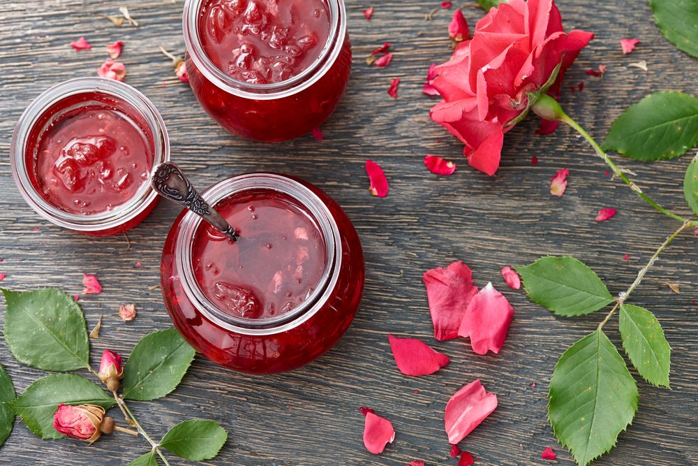 مبهرة للضيوف ولها مذاق عطري رائع.. طريقة تحضير مربى الورد في المنزل