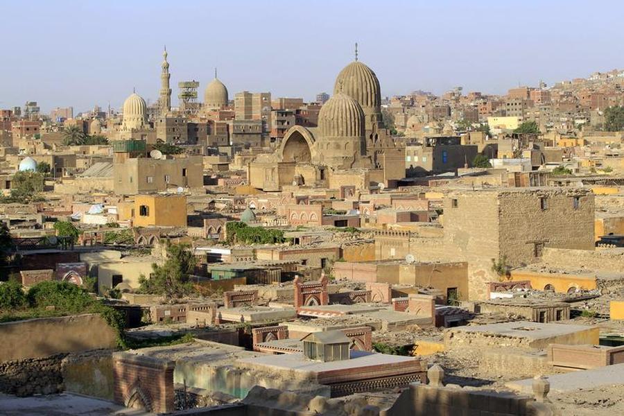 حتى العمال مصدومون.. متطوعون يوثقون مقابر القاهرة التاريخية قبل هدمها، وإليك ما سيُشيّد على أنقاضها