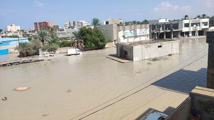 عاصفة “دانيال” تصل ليبيا وتغرق أحياء بالعاصمة.. السلطات رفعت حالة الطوارئ لإنقاذ المواطنين (فيديو)